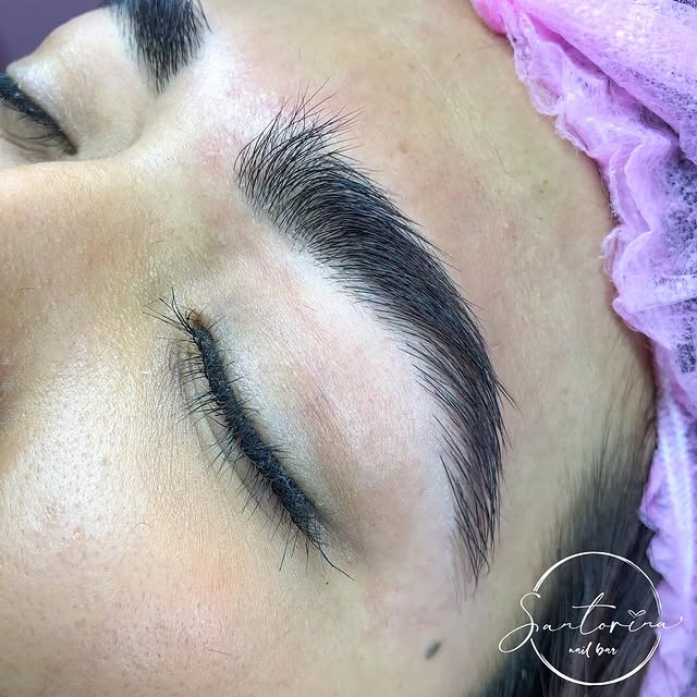 Diseño de cejas Santorina